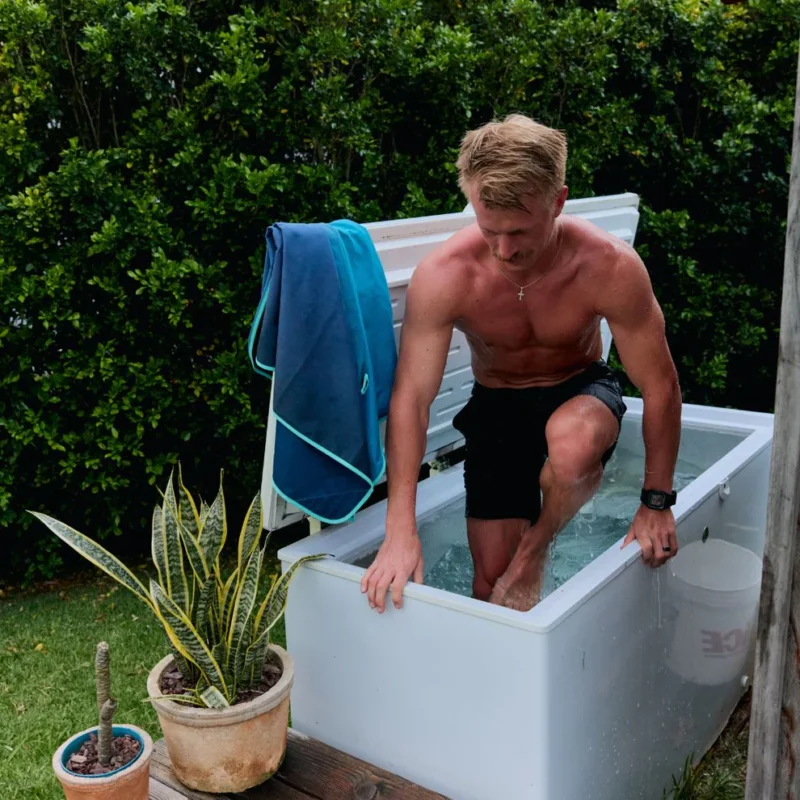 Meet The Tech Towel, the ultimate upgrade to your tired towel game. Engineered with ultra-absorbent, fast-drying microsuede, and an odor-resistant, moisture-wicking finish, The Tech Towel is as well-suited for sand and surf as it is for campground showers or yoga studios. Tech Towel - Ocean Fade